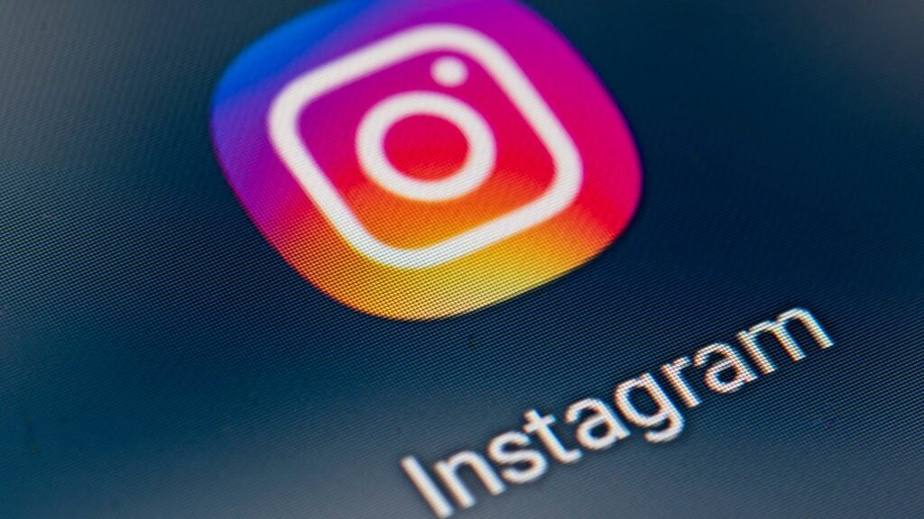 How to change your Background color on Instagram Story